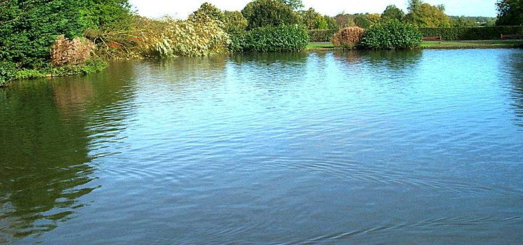 Водоёмы могут быть опасны в любое время года, особенно летом. Водоёмы могут быть опасны в любое время года, особенно летом.
